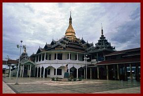 Inle-See: Phaung Daw U Pagode