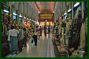 Mandalay: Maha Muni (Arakan) Pagode - Ladenstrae