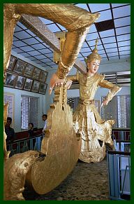 Mandalay: Maha Muni (Arakan) Pagode - groer Gong