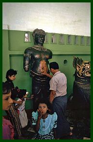 Mandalay: Maha Muni (Arakan) Pagode - bronzene Khmer-Figur