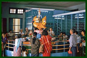 Mandalay: Maha Muni (Arakan) Pagode - Spendenbox