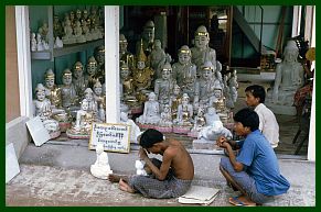 Mandalay: Handwerker in der Nhe der Maha Muni Pagode