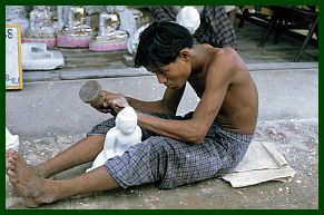 Mandalay: Handwerker in der Nhe der Maha Muni Pagode