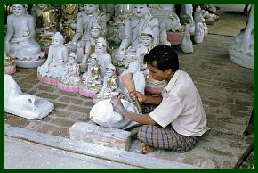 Mandalay: Handwerker in der Nhe der Maha Muni Pagode