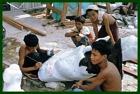 Mandalay: Handwerker in der Nhe der Maha Muni Pagode