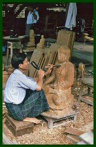 Mandalay: Handwerker in der Nhe der Maha Muni Pagode