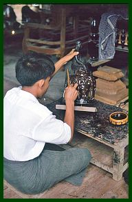 Mandalay: Handwerker in der Nhe der Maha Muni Pagode