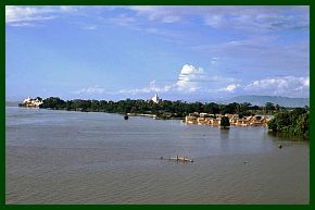 Whrend der Regenzeit stehen viele Drfer unter Wasser