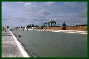 Mandalay: Kniglicher Palast - Wassergraben und Auenmauer