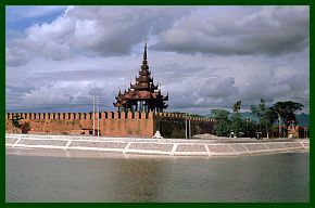 Mandalay: Kniglicher Palast - Wachturm, Wassergraben und Auenmauer