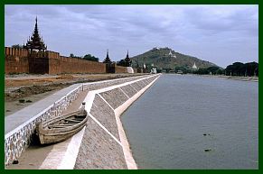 Mandalay: Kniglicher Palast - Wachtrme, Wassergraben und Auenmauer, im Hinetrgrund Mandalay-Hill