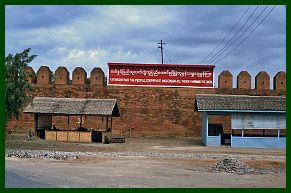 Mandalay: Kniglicher Palast - Politische Parole an der Auenmauer