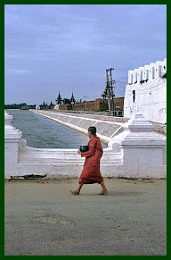 Mandalay: Kniglicher Palast - Wassergraben und Mnch