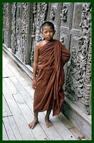 Mandalay: Shwenandaw-Kloster - Schnitzereien und kleiner Novize