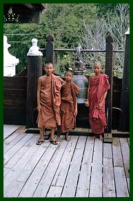 Mandalay: Shwenandaw-Kloster - 3 Novizen vor der Glocke