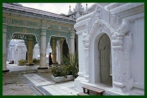 Mandalay: Kuthodaw-Pagode