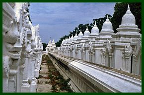 Mandalay: Kuthodaw-Pagode - Stupas mit Textstelen