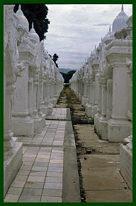 Mandalay: Kuthodaw-Pagode - Stupas mit Textstelen