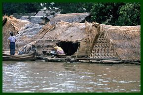 Bei Mingun: Huser im Hochwasser des Irrawaddy