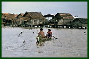 Bei Mingun: Huser im Hochwasser des Irrawaddy
