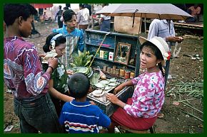 Bei Mingun: Nat-Fest und Markt - Betelnuss-Verkuferin