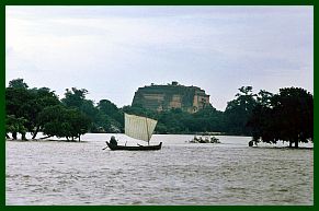 Mingun-Pagode, Boot auf dem Irrawaddy
