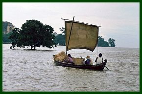 Mingun-Pagode, Boot auf dem Irrawaddy