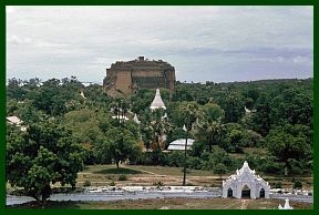 Mingun-Pagode von der Hsinbyume-Pagode aus gesehen