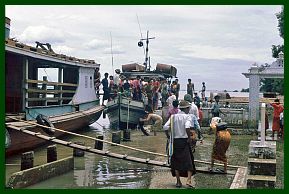 Mingun: Boote nach Mandalay