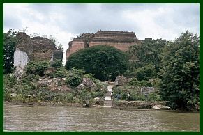 Mingun-Pagode vom Irrawaddy aus