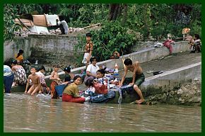 Mingun: Waschen im Irrawaddy