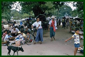 Bei Mingun: kleiner MArkt