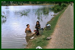 Ava: 2 Frauen beim Waschen