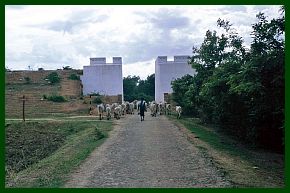 Ava: Stadtmauer mit Tor