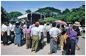 Myitkyina - Warten auf Bus oder Taxi