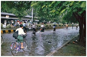 Myitkyina - berflutete Strae nach heftigem Regenschauer
