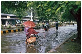 Myitkyina - berflutete Strae nach heftigem Regenschauer