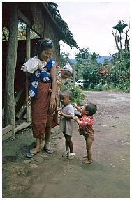 Kachin-Mutter mit Kindern
