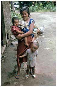 Kachin-Mutter mit Kindern