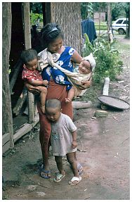Kachin-Mutter mit Kindern