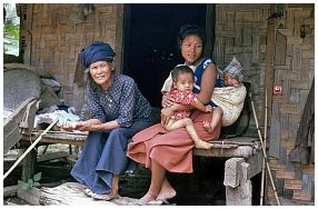 Kachin-Mutter mit Kindern und Gromutter