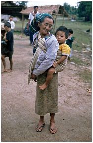 Umgebung von Myitkyina - Lisu-Gromutter mit Enkel