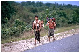 Umgebung von Myitkyina - Lisu-Frauen mit Kind