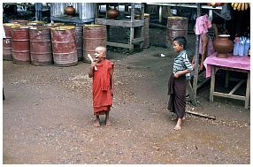 Zug nach Mandalay: junger Novize auf einer Bahnstation
