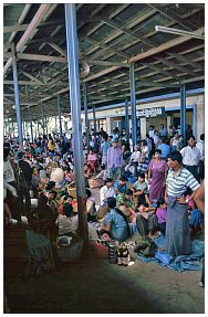 Zug nach Mandalay: Wartende Menschen auf einer Bahnstation