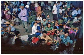 Zug nach Mandalay: Wartende auf einer Bahnstation