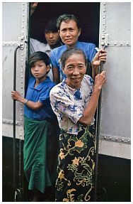 Zug nach Mandalay: Menschen im Gegenzug