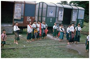 Zug nach Mandalay: Schulkinder