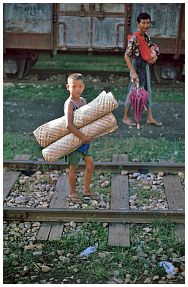 Im Zug nach Mandalay: Kleiner Matten-Verkufer
