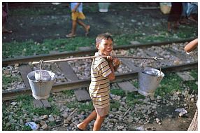 Im Zug nach Mandalay: Kleiner Wasserverkufer